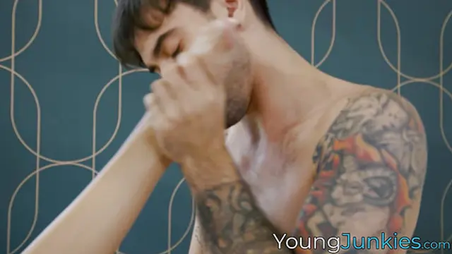 Blonde MILF Lexi Stone receives a cumshot after giving cowgirl sex