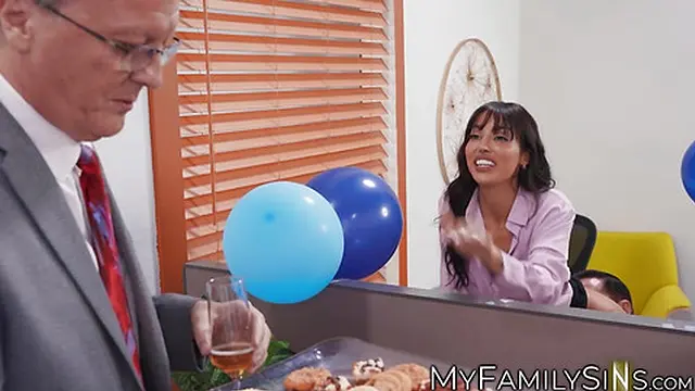Vanessa Sky seduces with her tight ass🍑 during intense office action
