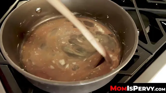 Big-tit MILF Ariella Ferrera deepthroats her boyfriend′s cock🌭