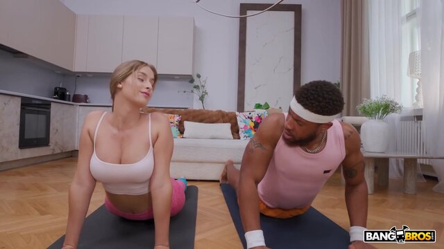 Hot amateur Ambar Lapiedra craves anal action